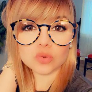 Meet your Posher, Crystal